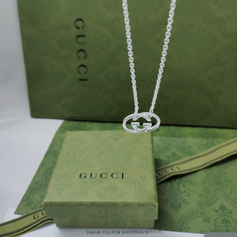 G*u*i necklaces